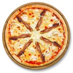 Pizza Carbonara – Pizza mit Speck, Rührei, Knoblauch, Zwiebeln und Oregano